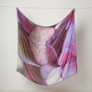 Stola floreale con ortensie rosa e viola su fondo chiaro