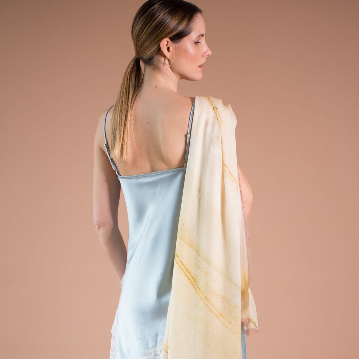 accessorio-collo-scollatura-elegante