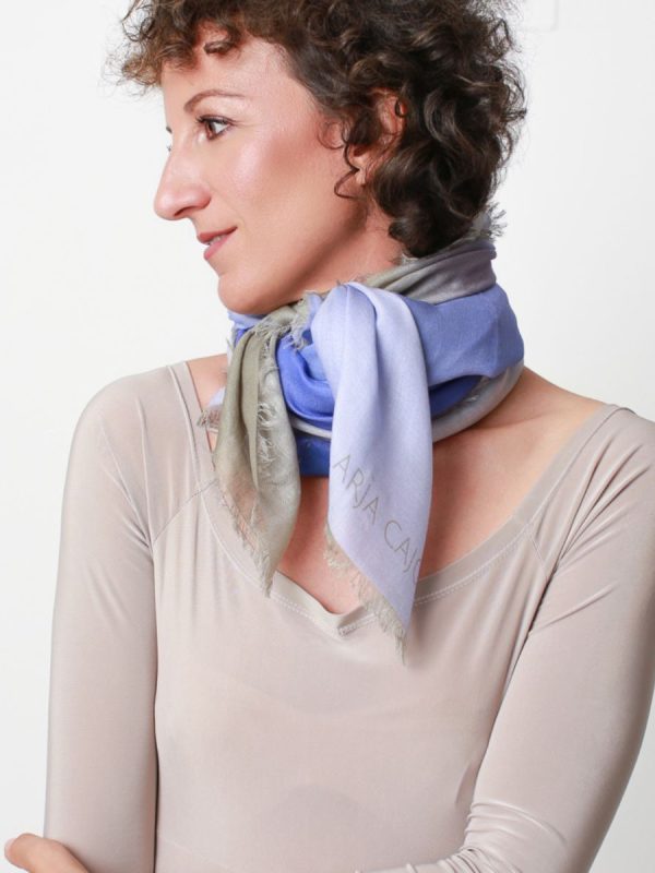 Come annodare una stola di cashmere per cena elegante