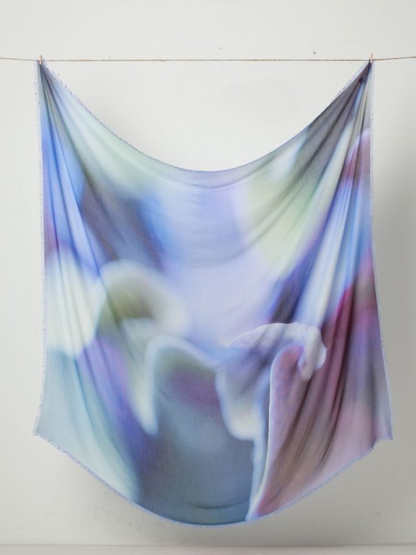 Scopri perché le stole floreali in modal cachemire Arja Cajo sono idee regalo poetiche capaci di emozionare chi ami con eleganza