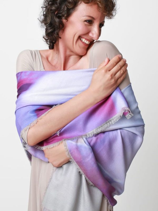 Stola e mamma: l’accessorio che accompagna la maternità