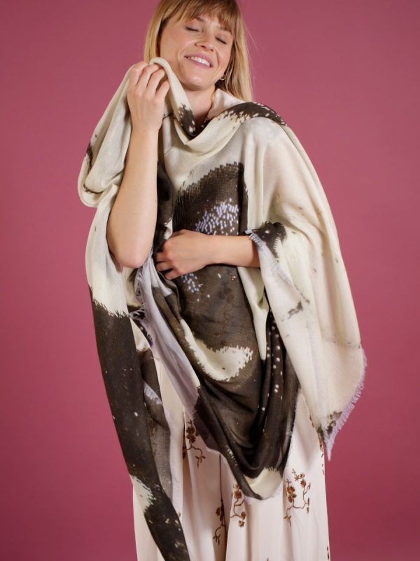 Stole premium o fast fashion: le differenze che contano