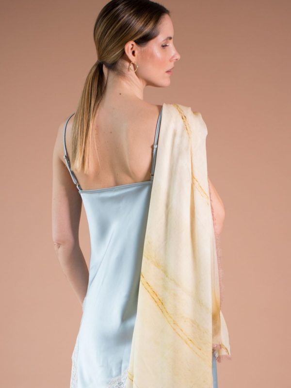accessorio-collo-scollatura-elegante